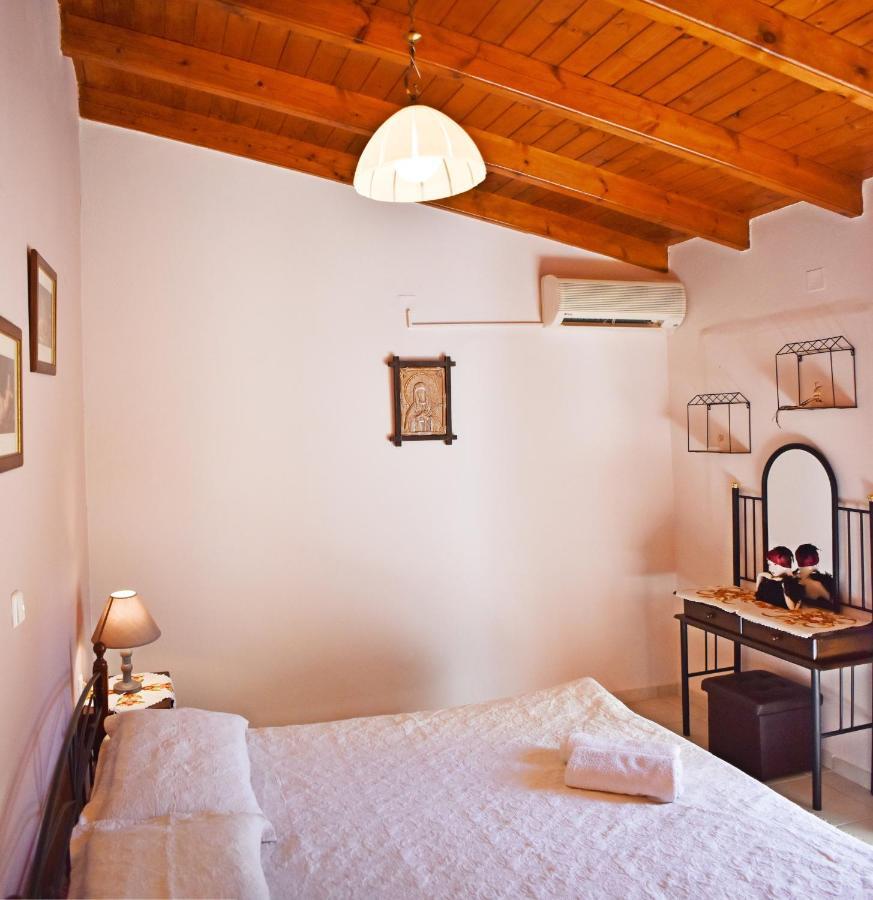 Marilou'S Cottage Agios Matthaios  Exterior photo