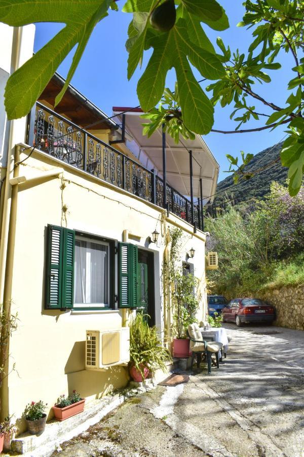 Marilou'S Cottage Agios Matthaios  Exterior photo